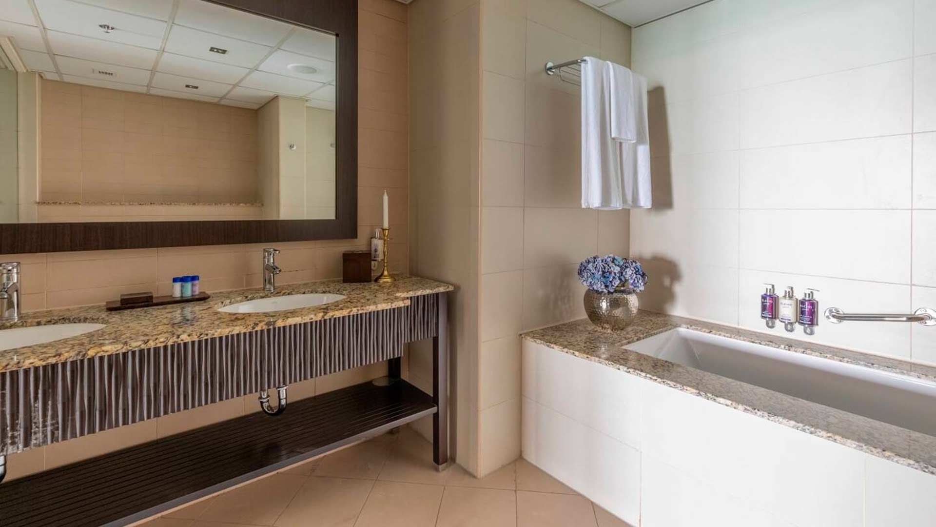Apartment in Palm Jumeirah, Dubai, UAE, 1 bedroom, 107 sq.m. No. 25607 - 3
